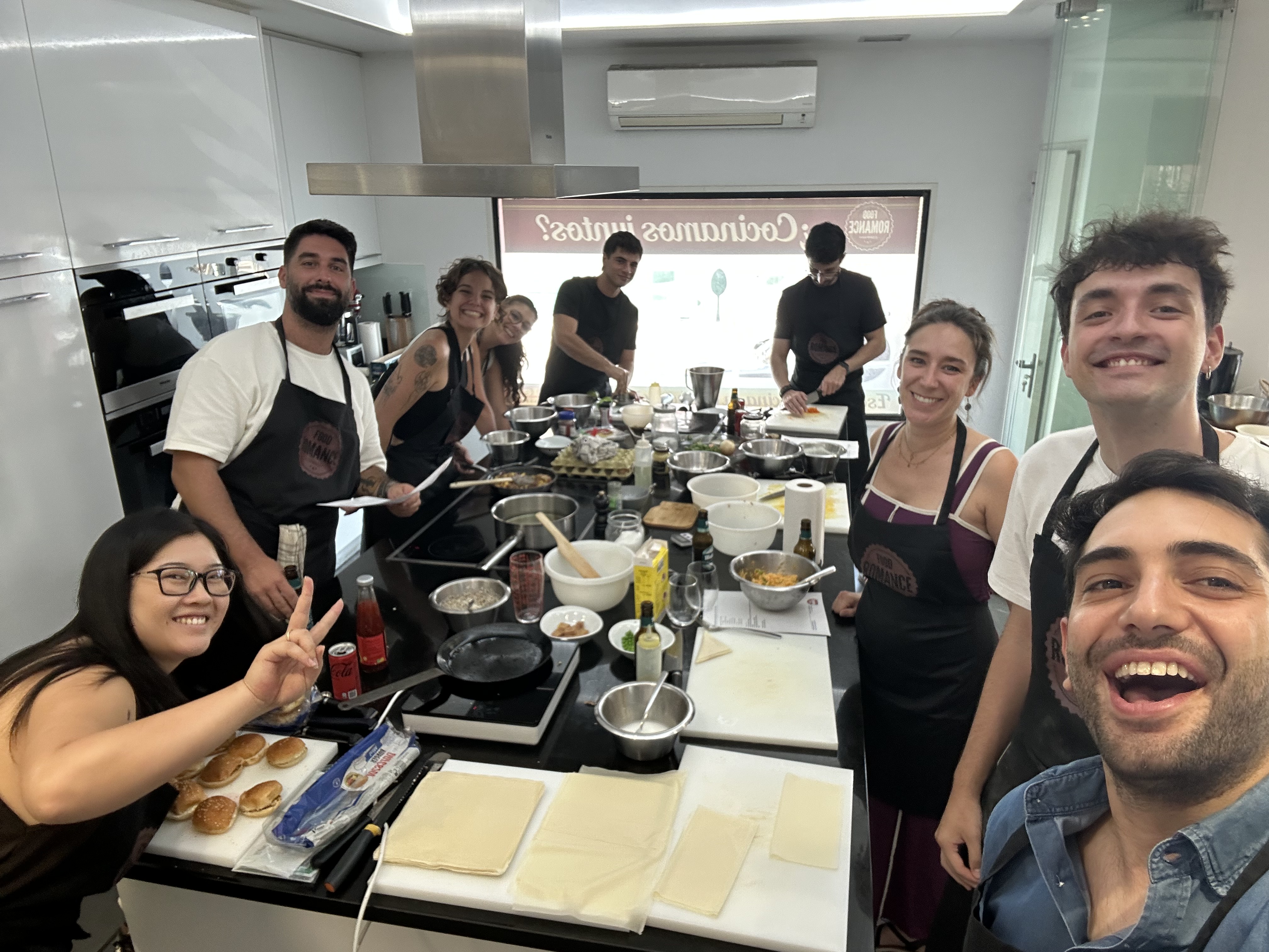 Equipo de BOND LABS durante una clase de cocina como actividad de team building