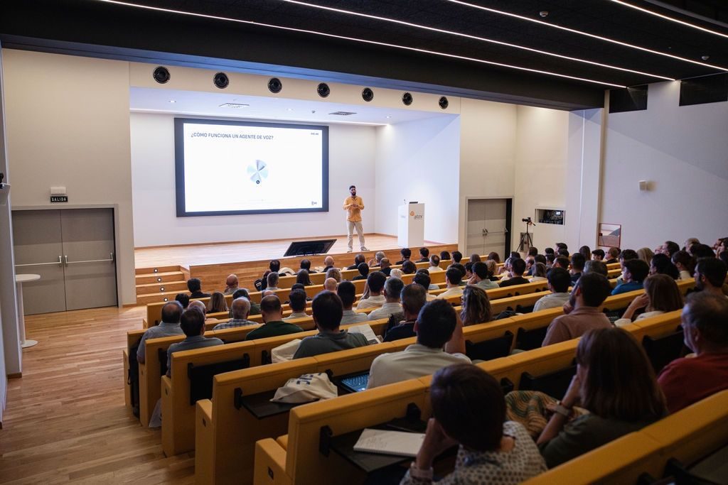 Charla de BOND LABS '¿Cómo funciona un agente de voz?' en un auditorio lleno