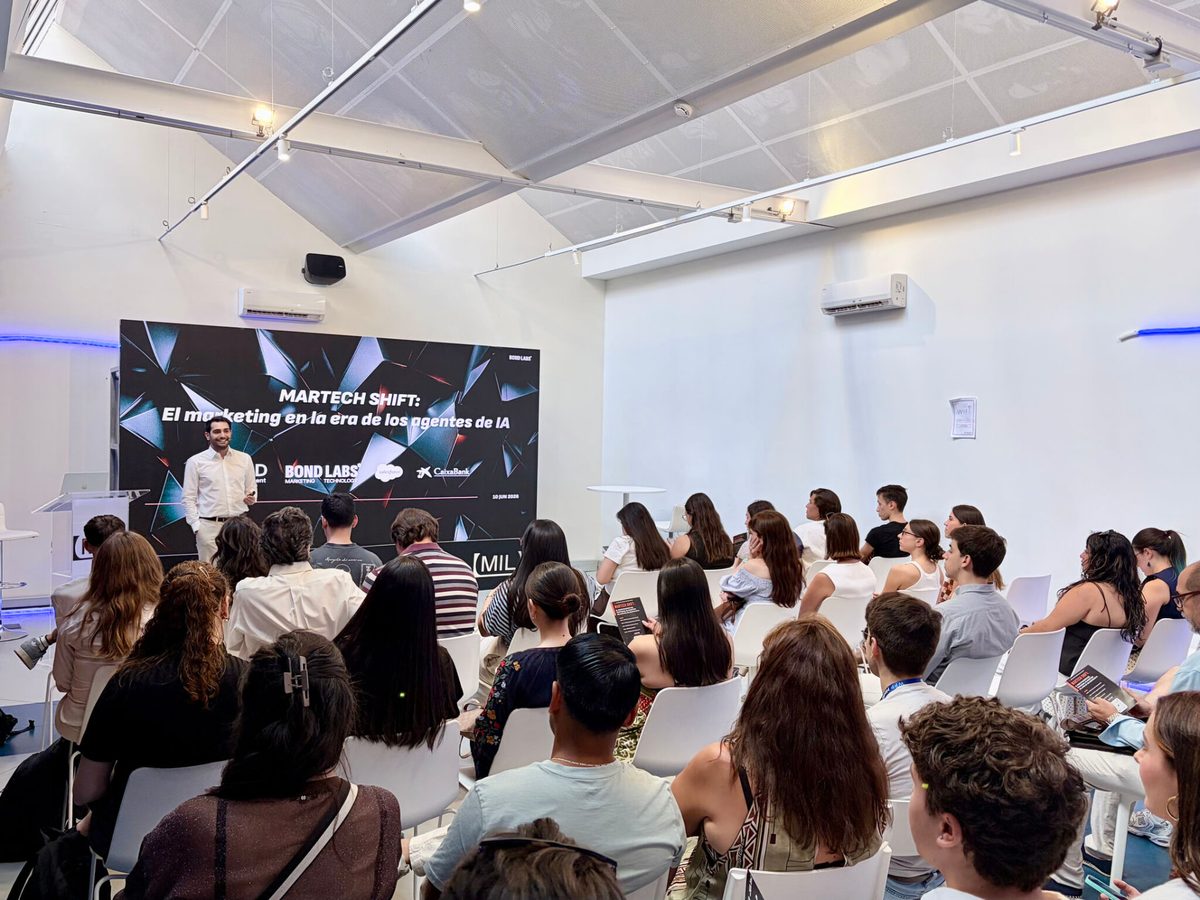Pablo Monge presentando 'MARTECH SHIFT: el marketing en la era de los agentes de IA' ante el público