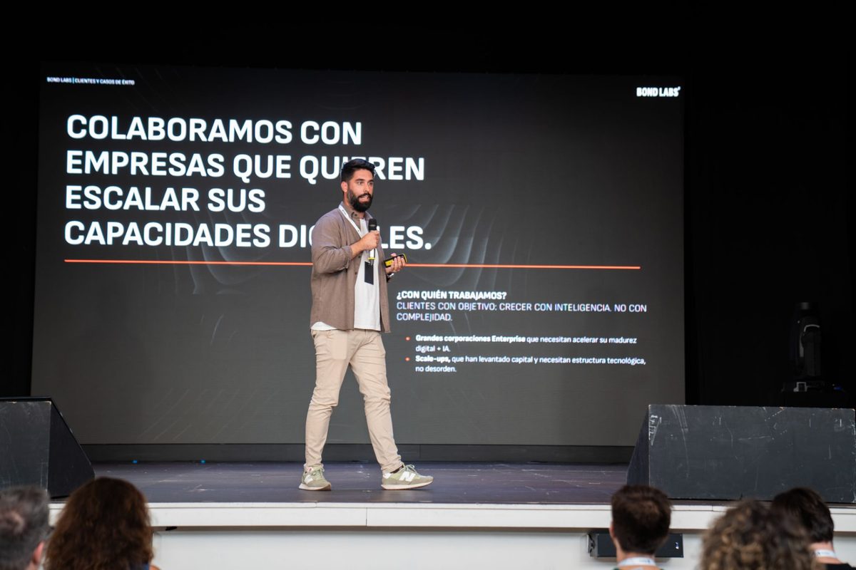 Ponente de BOND LABS en escenario presentando casos de éxito y capacidades digitales