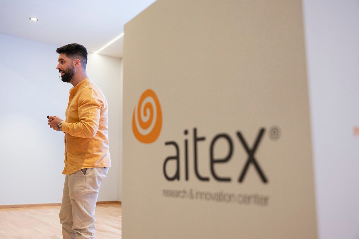 Ponente de BOND LABS durante una charla en Aitex, centro de investigación e innovación