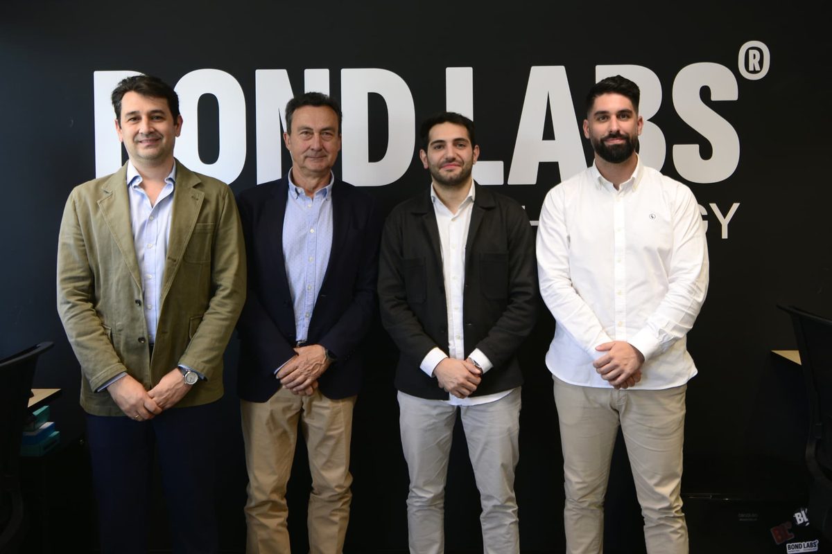 Equipo de BOND LABS con el Máster en Martech de IMSED ante el photocall de la compañía