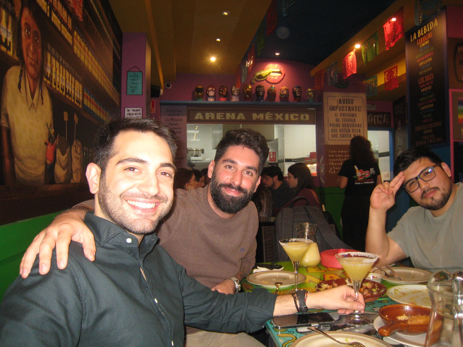 Miembros del equipo de BOND LABS en una cena de equipo