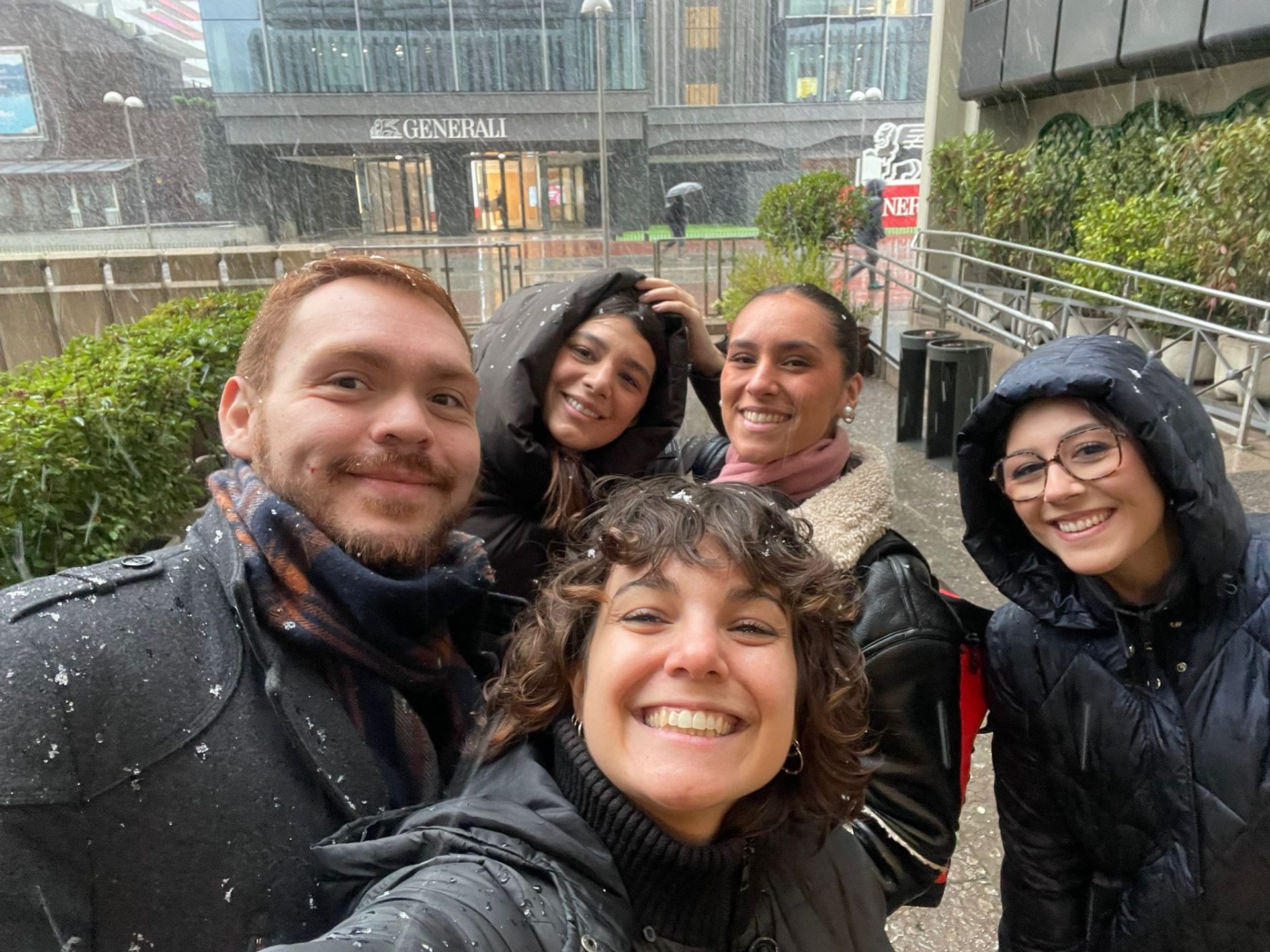 Parte del equipo de BOND LABS haciéndose un selfie bajo la nieve en Madrid